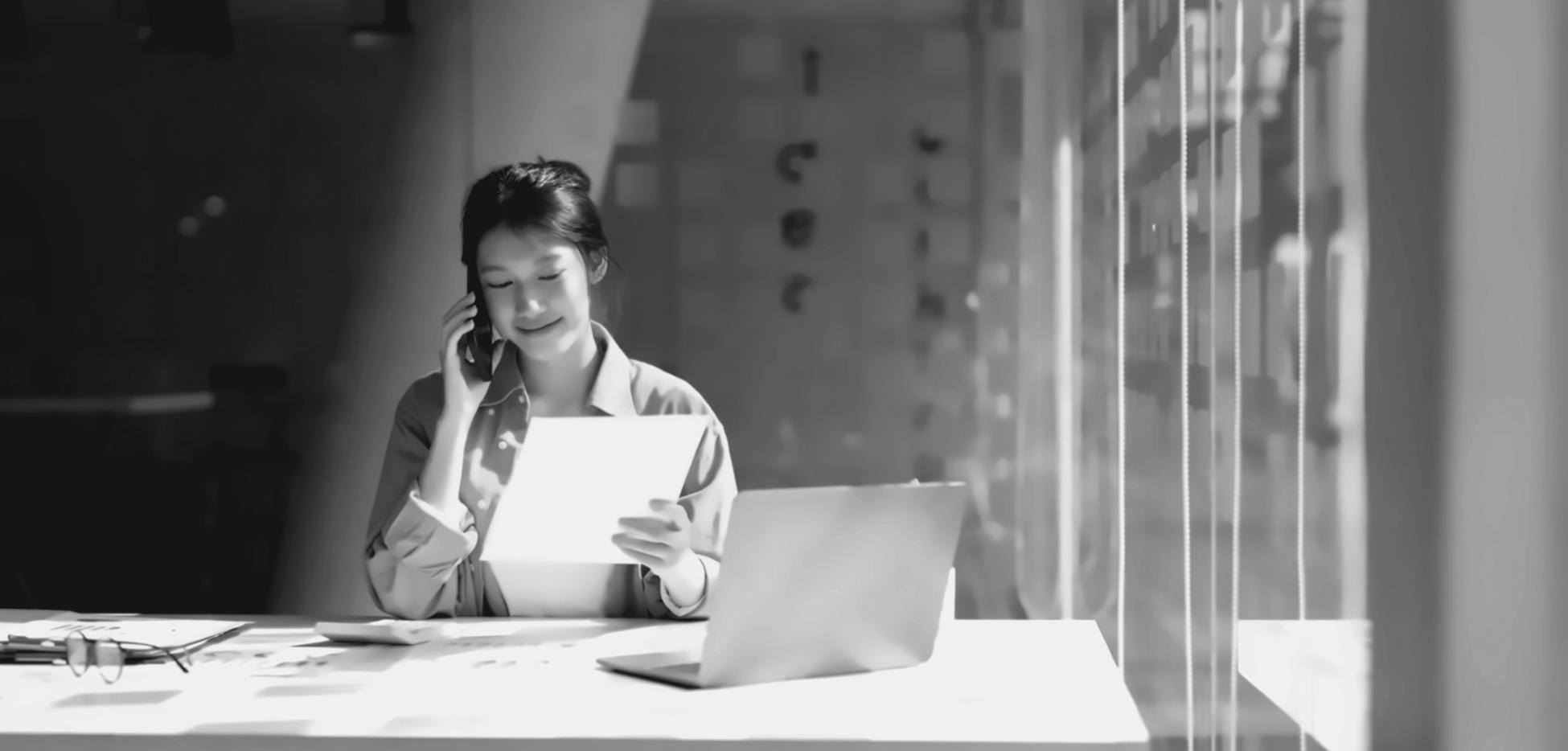 Laptop mit geöffneter Keyword-Recherche